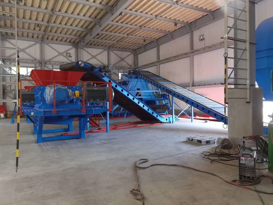 Navios acabados Tamanho 3-10cm Triturador de pneus para reciclagem de resíduos metálicos e plásticos